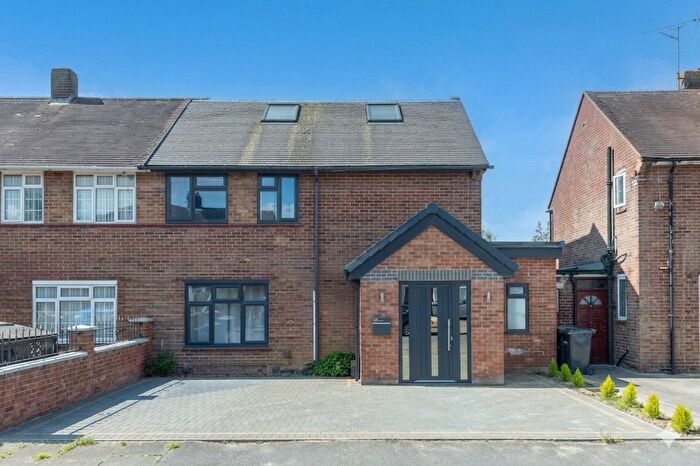 5 Bedroom Semi-Detached House For Sale In Priestleys, Luton, Bedfordshire, LU1
