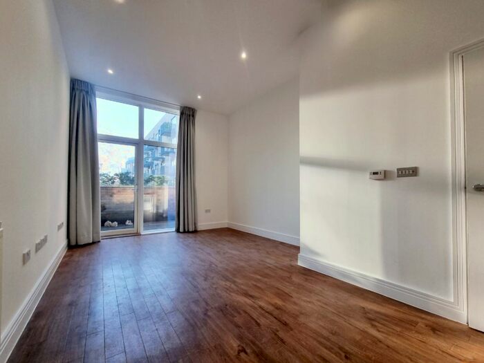 2 Bedroom Flat To Rent In Cyan Apartments, Gunmakers Lane, London, E3