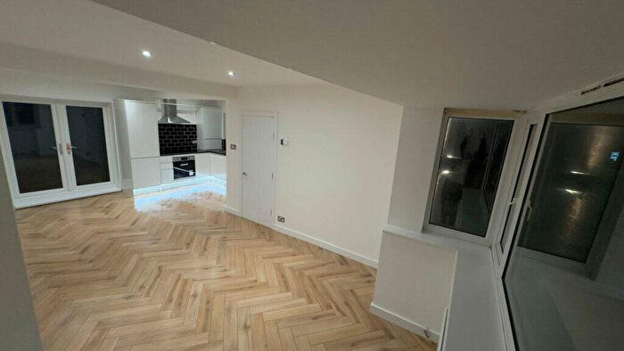 3 Bedroom Semi-Detached House To Rent In Kirkstall Road, Burley, Leeds, LS4