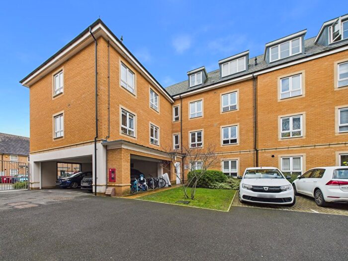 1 Bedroom Flat For Sale In Kenyon Way, Langley, Berkshire, SL3