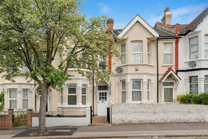 3 Bedroom Property To Rent In Montagu Road, London, NW4