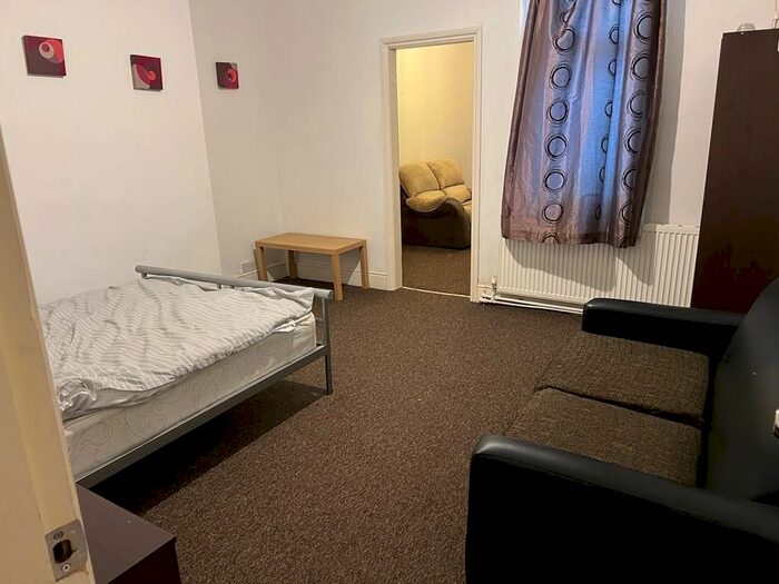 3 Bedroom Flat To Rent In Broad Street, Parkgate, Rotherham, South Yorkshire, S62