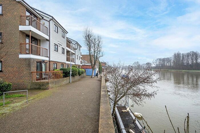 2 Bedroom Flat For Sale In Ram Passage, Kingston Upon Thames, KT1