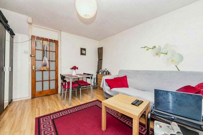 2 Bedroom Terraced House For Sale In Chiltern Gardens, Waller Avenue, Luton, Bedfordshire, LU4