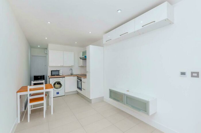 Semi-Detached House To Rent In Pinner View, Harrow, HA1