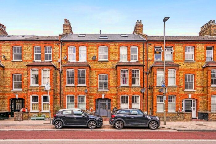 2 Bedroom Flat To Rent In Queenstown Road, London, SW8