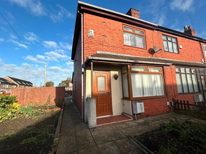 2 Bedroom End Of Terrace House To Rent In Incline Road, Oldham, OL8