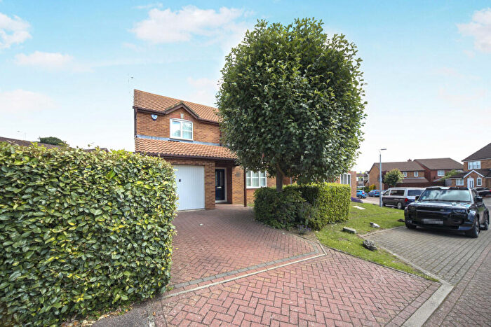 3 Bedroom Detached House To Rent In Tibbett Close, Dunstable, Bedfordshire, LU6