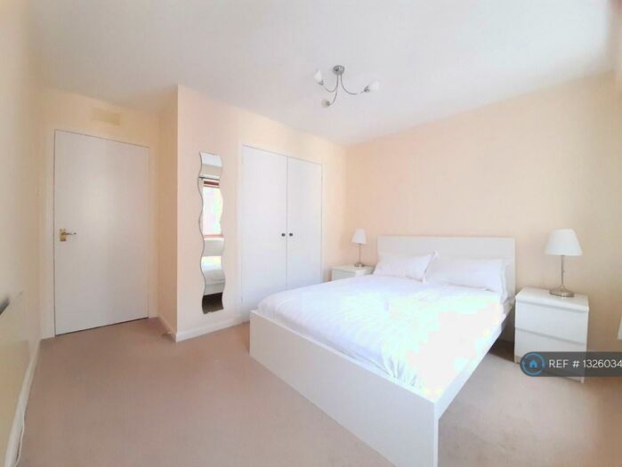 2 Bedroom Flat To Rent In Lochrin Place, Edinburgh, EH3