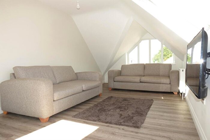 5 Bedroom Flat To Rent In Bedroom First Floor Flat In Winton, BH9