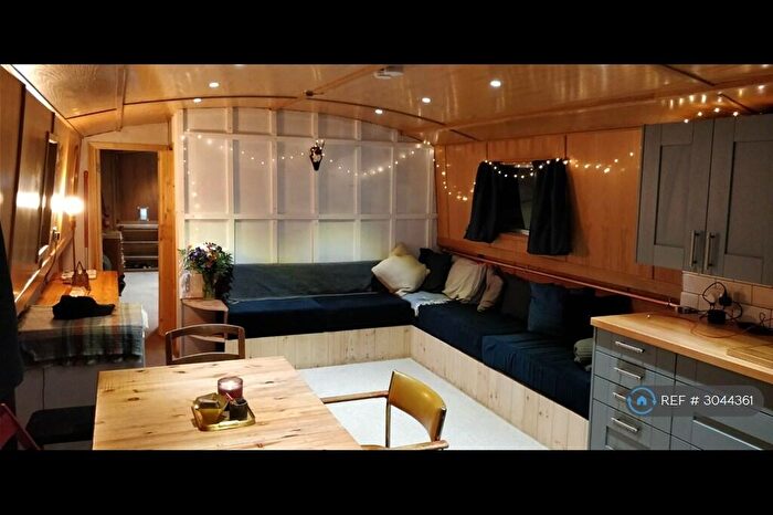 2 Bedroom House Boat To Rent In Houseboat, London, N1
