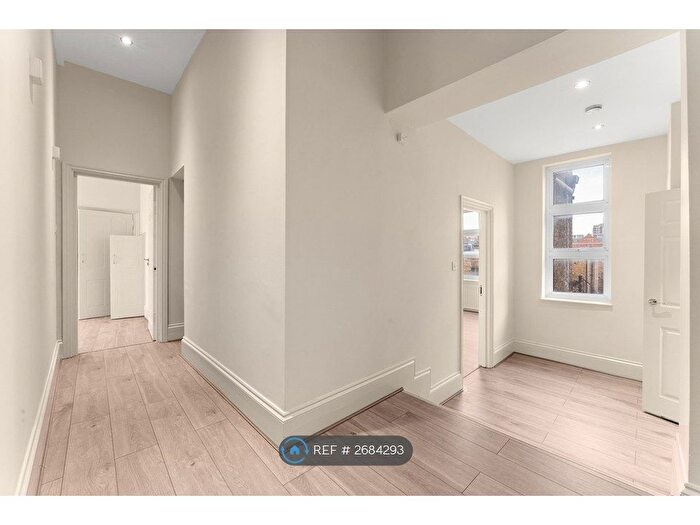 3 Bedroom Flat To Rent In Commercial Road, London, E1