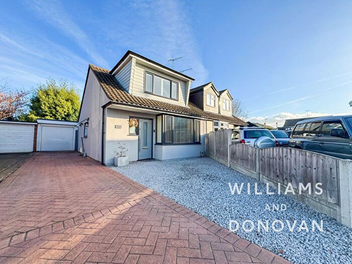 3 Bedroom Chalet For Sale In Wheatley Close, Rochford, SS4