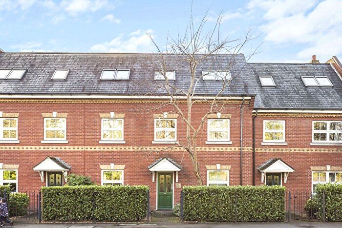 2 Bedroom Flat To Rent In St. Judes Road, Englefield Green, Egham, TW20