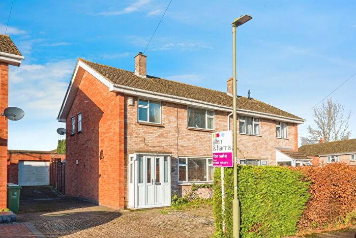 3 Bedroom Semi Detached House For Sale In Alice Smith Square, Littlemore, Oxford, OX4