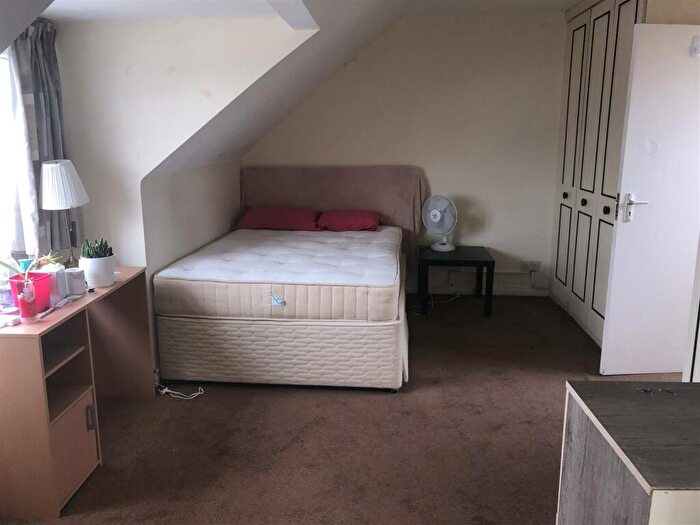 2 Bedroom Apartment To Rent In Sunny Gardens Road, Hendon, London, NW4