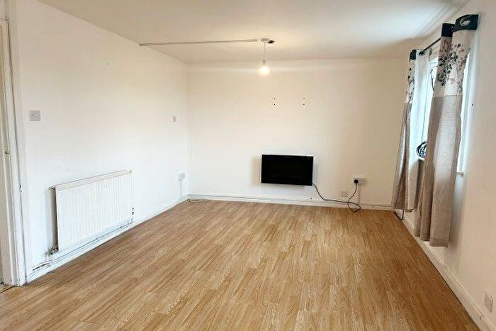 3 Bedroom Property To Rent In Poynter Walk, Oldham, OL1