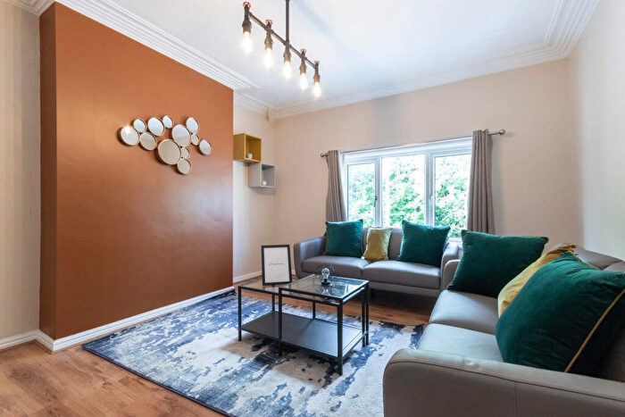 5 Bedroom Flat To Rent In Church Wood Avenue, Leeds, LS16