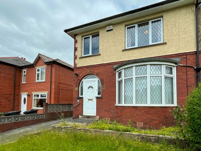 4 Bedroom Semi-Detached House To Rent In New North Road, Heckmondwike, West Yorkshire, WF16