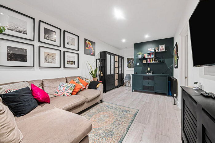 2 Bedroom End Of Terrace House For Sale In Brigstock Road, CR7