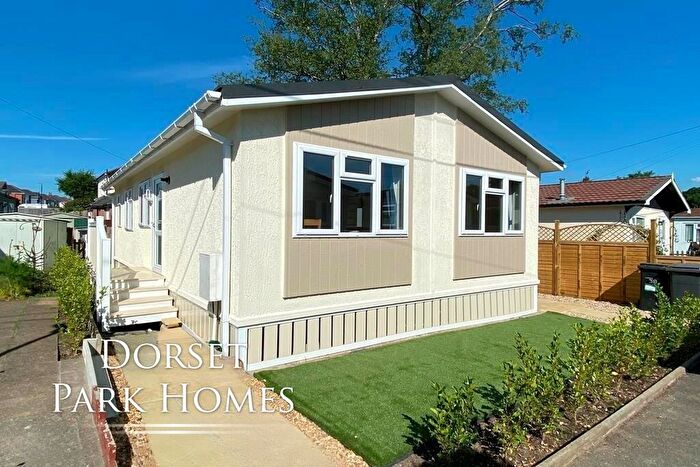 2 Bedroom Park Home For Sale In , Doveshill Mobile Home Park, Barnes Road, Bournemouth, Dorset, BH10