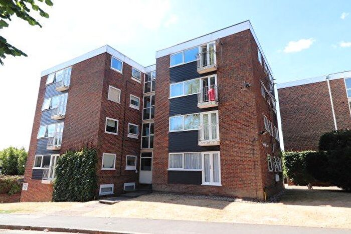 2 Bedroom Flat To Rent In Hadleigh Court, Brentwood, CM14