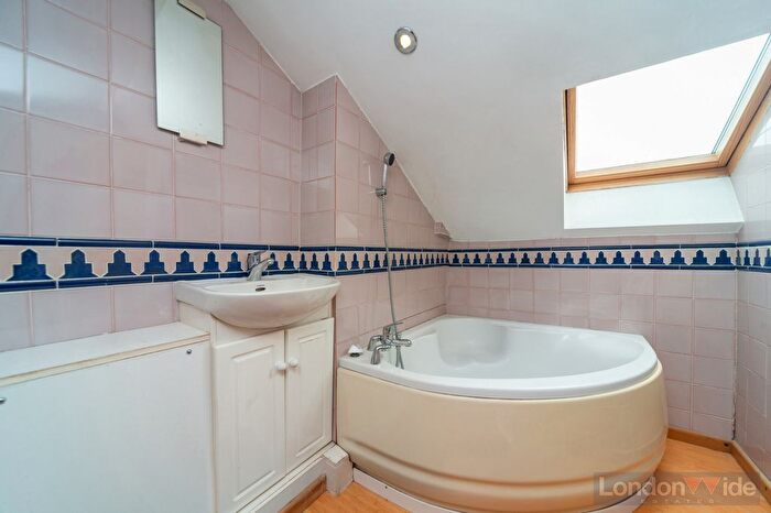 3 Bedroom Flat To Rent In Top Floor, Sutherland Avenue, Maida Vale, W9
