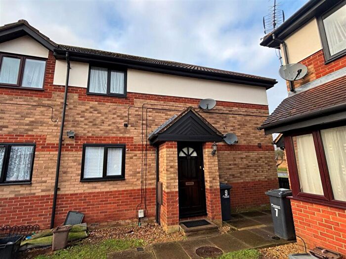 2 Bedroom Maisonette For Sale In Hollybush Way, Cheshunt, Waltham Cross, EN7