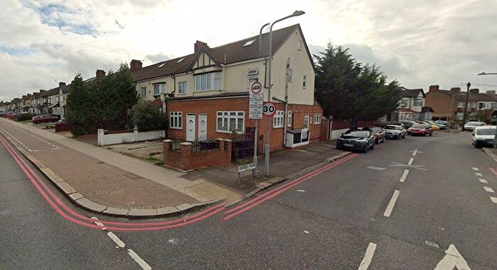 2 Bedroom Flat To Rent In Eastern Avenue, Ilford, IG2