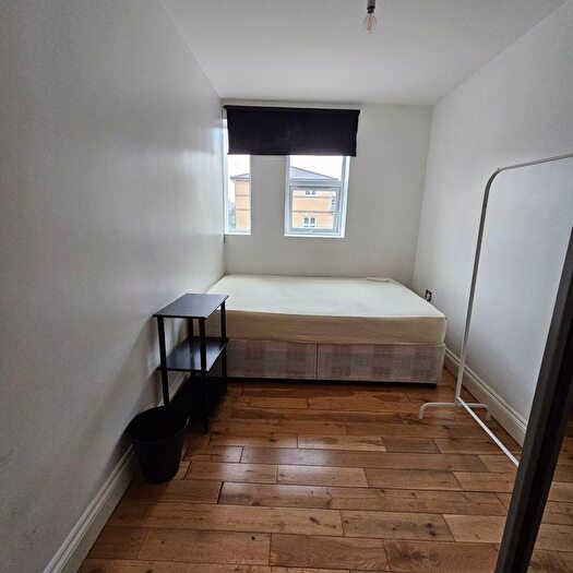 2 Bedroom Flat To Rent In Bethnal Green Road, London, E2