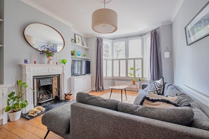 2 Bedroom Flat To Rent In Elmwood Road, London, SE24