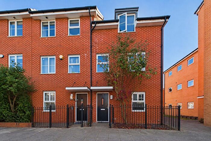 4 Bedroom End Of Terrace House For Sale In Gweal Avenue, Reading, Berkshire, RG2