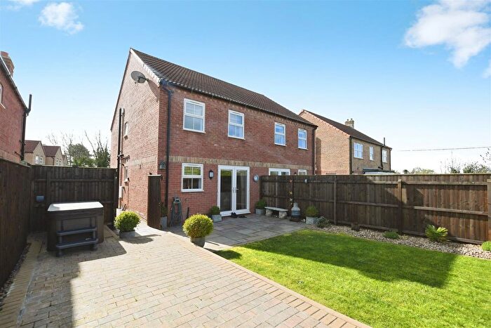 3 Bedroom Semi-detached House For Sale In Ferryman Close, Wawne, Hull, HU7