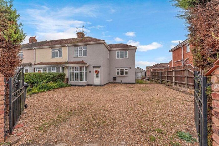4 Bedroom Semi-Detached House For Sale In Louth Road, Holton-Le-Clay, DN36