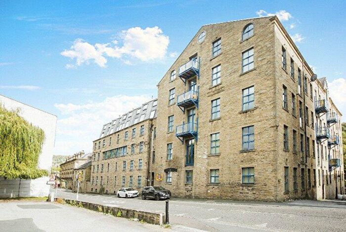 2 Bedroom Flat For Sale In West Street, Sowerby Bridge, West Yorkshire, HX6