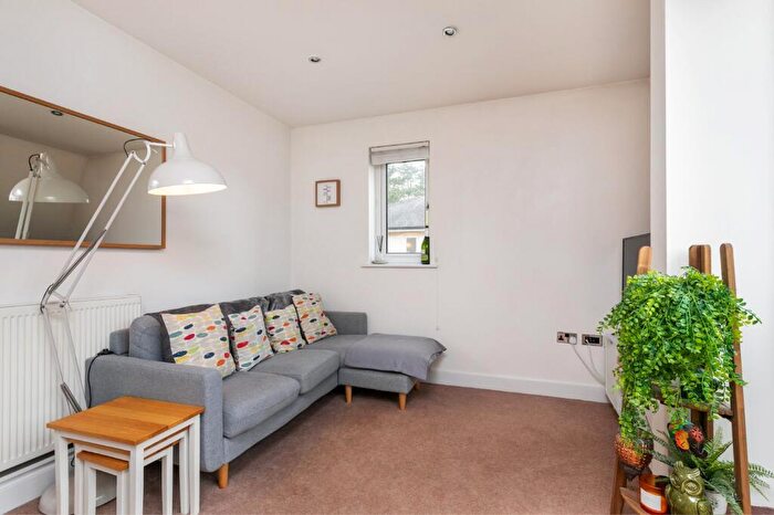 2 Bedroom Flat For Sale In Fraser Gardens, Winchester, SO22