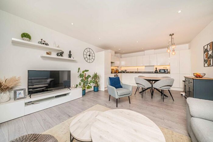 2 Bedroom Flat To Rent In Etwell Place, Surbiton, KT5