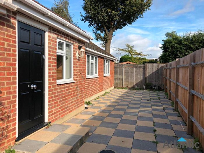 2 Bedroom Detached Bungalow To Rent In Cuffley Hill, Goffs Oak, EN7