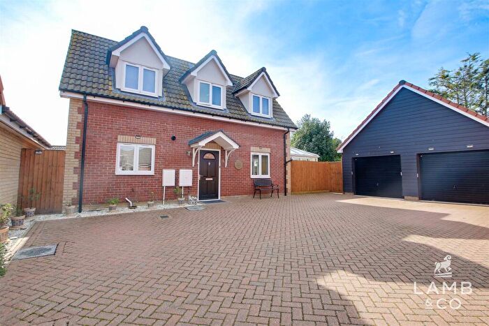 2 Bedroom Chalet For Sale In Rose Gardens, Harwich, CO12