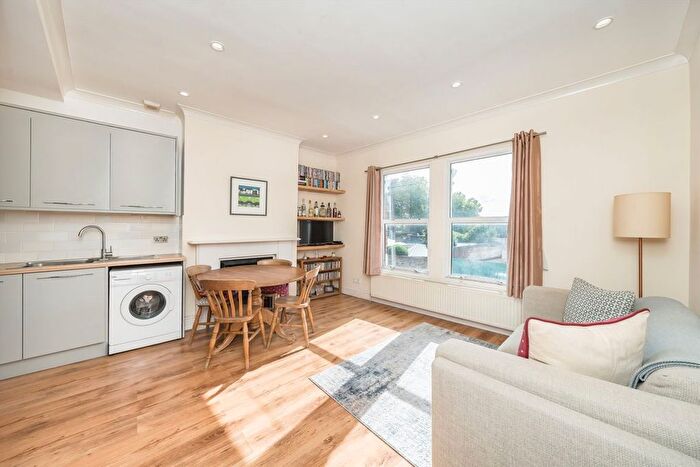 2 Bedroom Flat To Rent In Market Terrace, Brentford, TW8