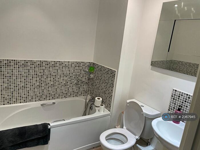 3 Bedroom Flat To Rent In Old Town, Swindon, SN1