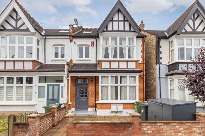 2 Bedroom Flat To Rent In Wavertree Road, London, SW2