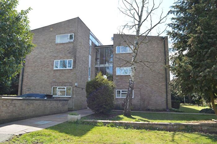 1 Bedroom Flat For Sale In Pine Grove, Weybridge, KT13