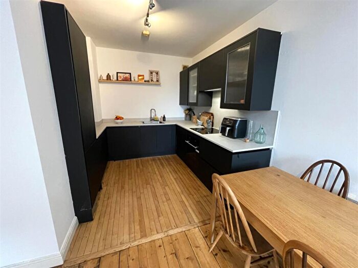 2 Bedroom Apartment For Sale In Chester Road, Manchester, M16