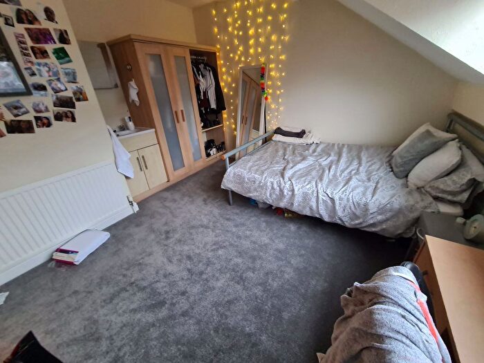4 Bedroom Semi-Detached House To Rent In Claremont Grove, Leeds, LS3