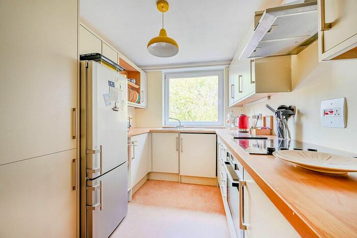 2 Bedroom Flat To Rent In Justin Close, Brentford, TW8