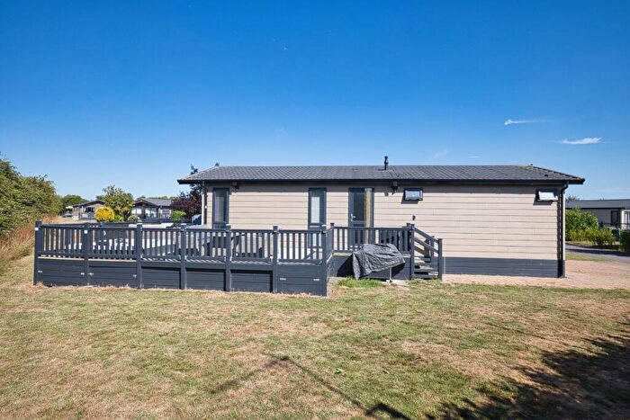 2 Bedroom Park Home For Sale In Willow Brook, Foxhunters, CT12