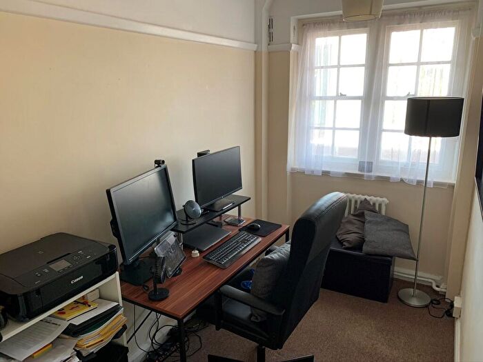 2 Bedroom Flat To Rent In Bishopric Court, Bishopric, Horsham, West Sussex., RH12