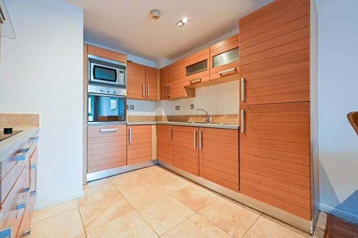 2 Bedroom Flat To Rent In City Tower, Limeharbour, London, E14