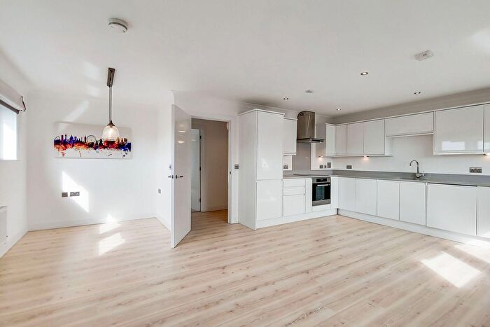 3 Bedroom Flat To Rent In Hardinge Street, Limehouse, London, E1
